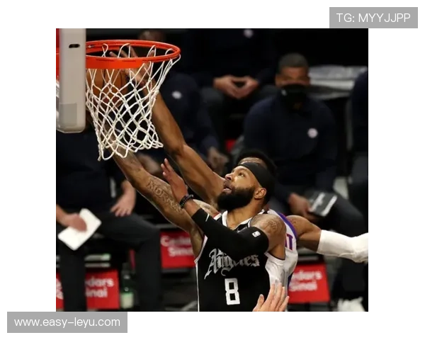 卡梅隆·安东尼突破制造错位助攻，提升球队关键时刻得分效率