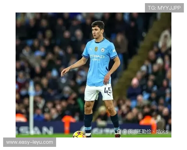 孔帕尼下了场球场，居然背着几千块的名牌包？这日常也太不像个豪门老公了吧…