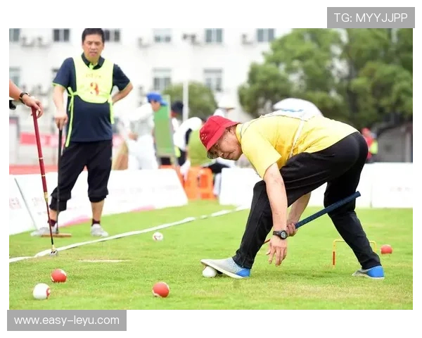 出界规则：整球出界判定及界外球、角球与球门球判罚条件